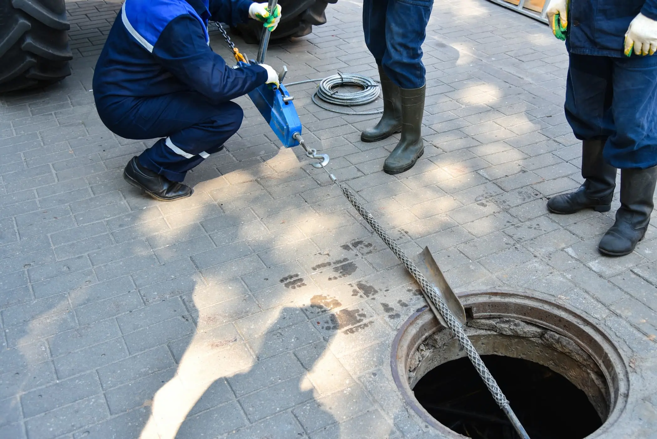 workers-dismantle-telecommunication-cable-well-1
